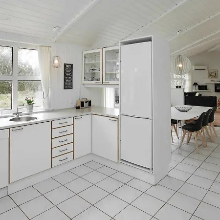 10 Person In L Kken Gronhoj (Nordjylland)