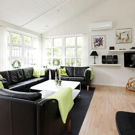 10 Person In L Kken Gronhoj (Nordjylland)